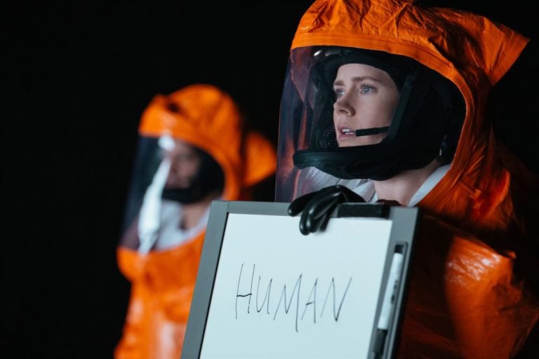 la linguista louise banks tenta di comunicare con gli alieni in arrival