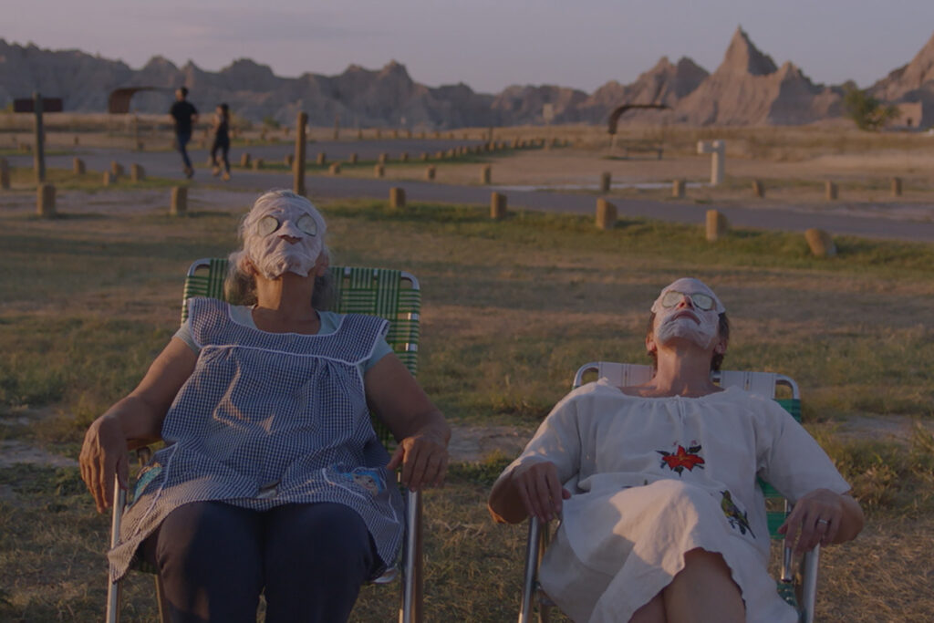 Frances McDormand e Linda May in una scena del film Nomadland